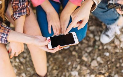 El móvil y los adolescentes: una relación que preocupa por sus efectos en la salud mental